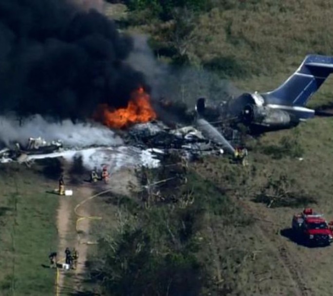 Milagro en Texas: se estrelló un avión y sus 21 pasajeros lograron sobrevivir