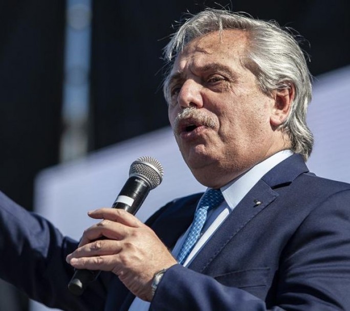 Fernández firmó el decreto que releva a Macri del secreto para que declare