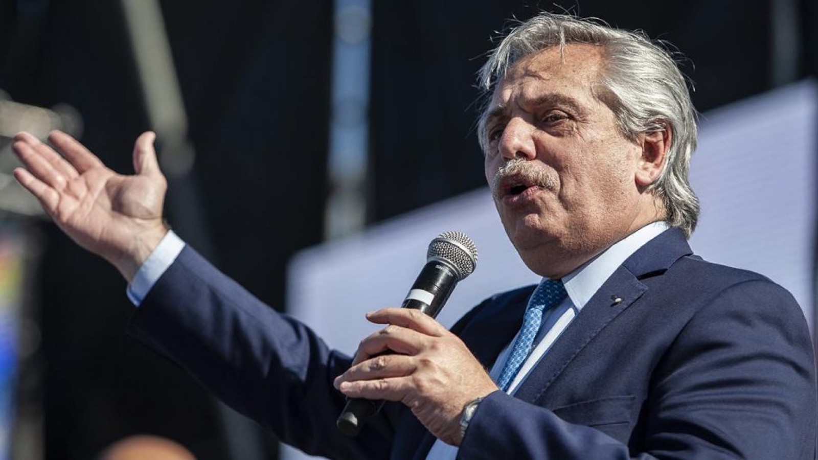 Fernández firmó el decreto que releva a Macri del secreto para que declare