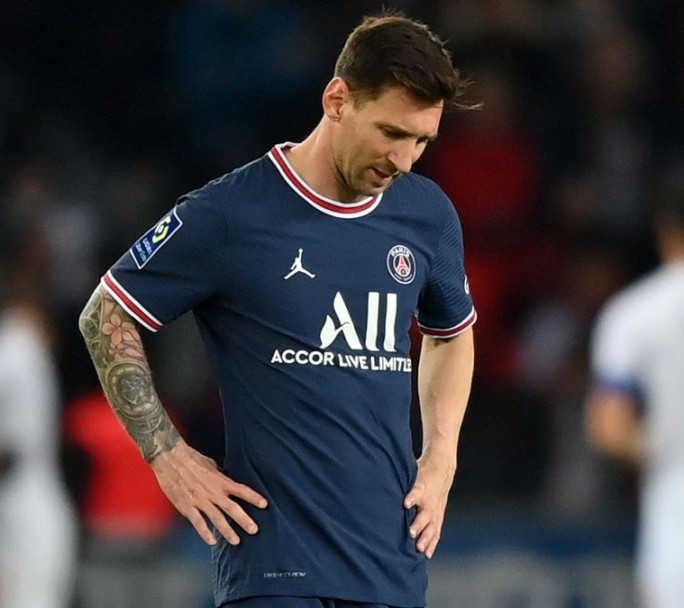 Messi viajará a Madrid por su rodilla izquierda y no jugará con el PSG