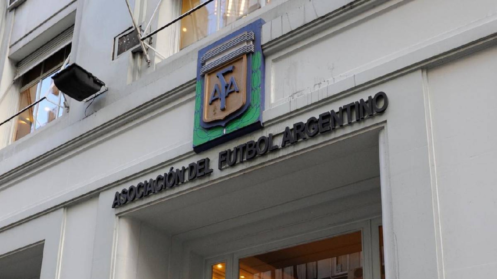 Dura sanción a la AFA: multa y público limitado para el clásico contra Brasil