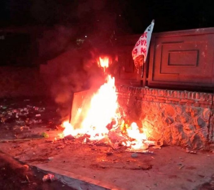 Incendiaron la entrada de la casa del Gobernador de La Rioja