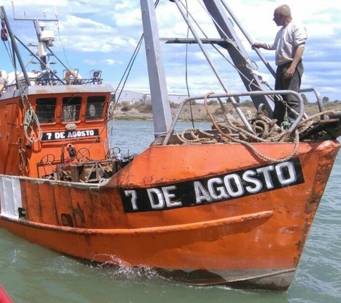Se hundió un barco pesquero en Las Grutas, buscan a los dos tripulantes