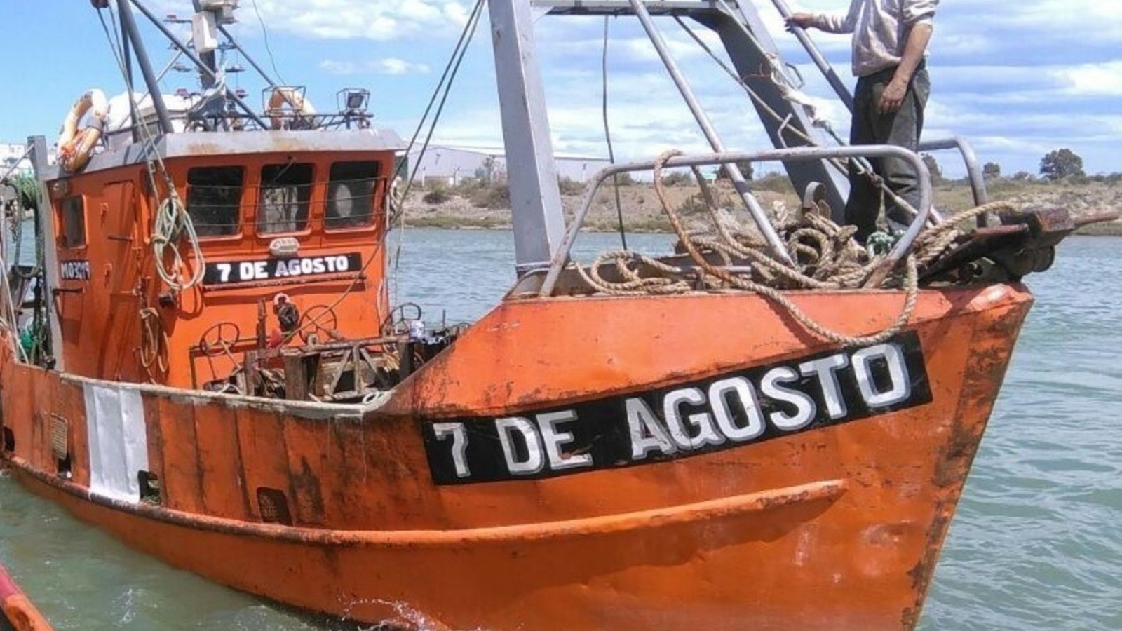 Se hundió un barco pesquero en Las Grutas, buscan a los dos tripulantes