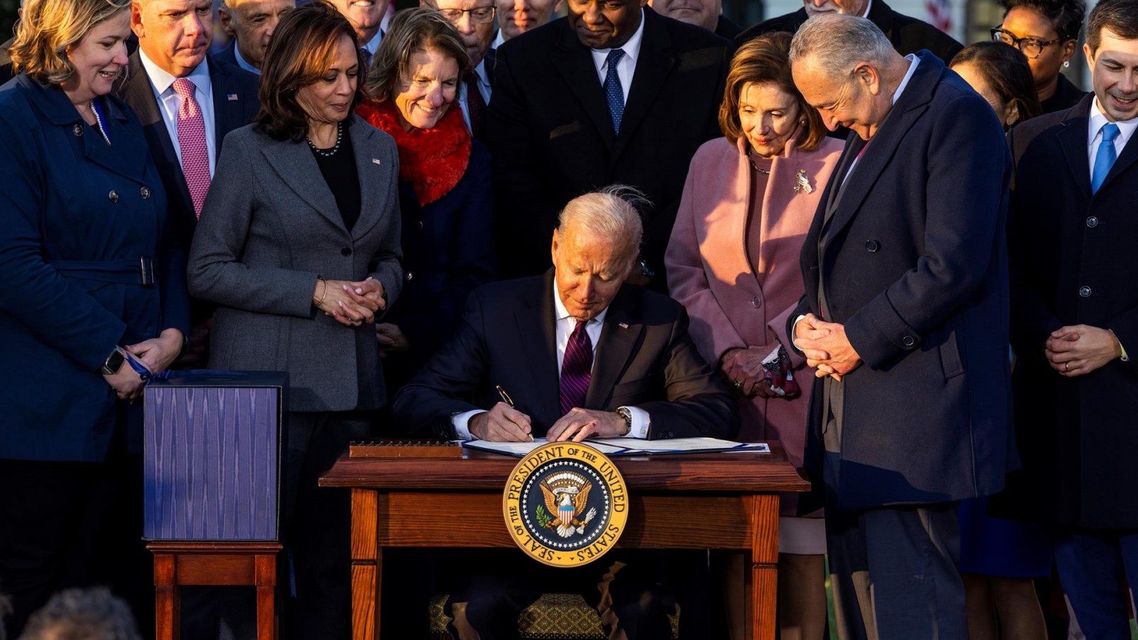 Biden promulga plan de infraestructura en Estados Unidos por 1,2 billones de dólares