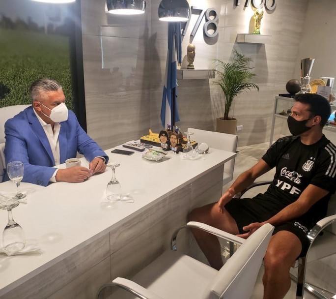 Scaloni se reúne con el "Chiqui" Tapia para definir el futuro de la selección