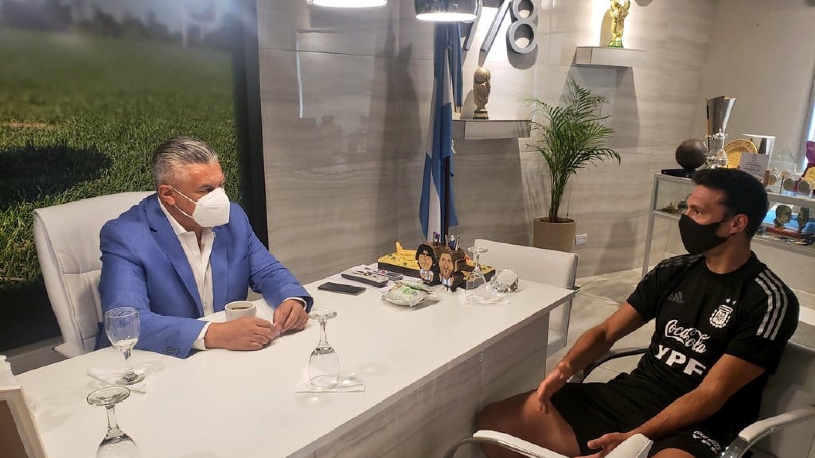 Scaloni se reúne con el "Chiqui" Tapia para definir el futuro de la selección