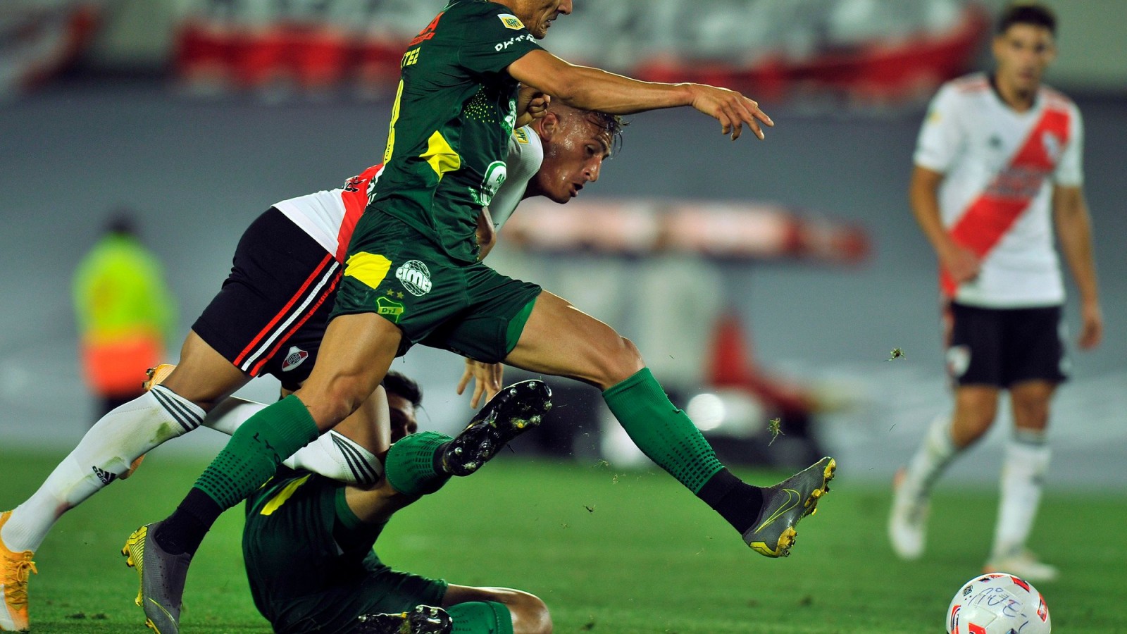 Termino la racha de victorias para River, fue vencido por Defensa y Justicia
