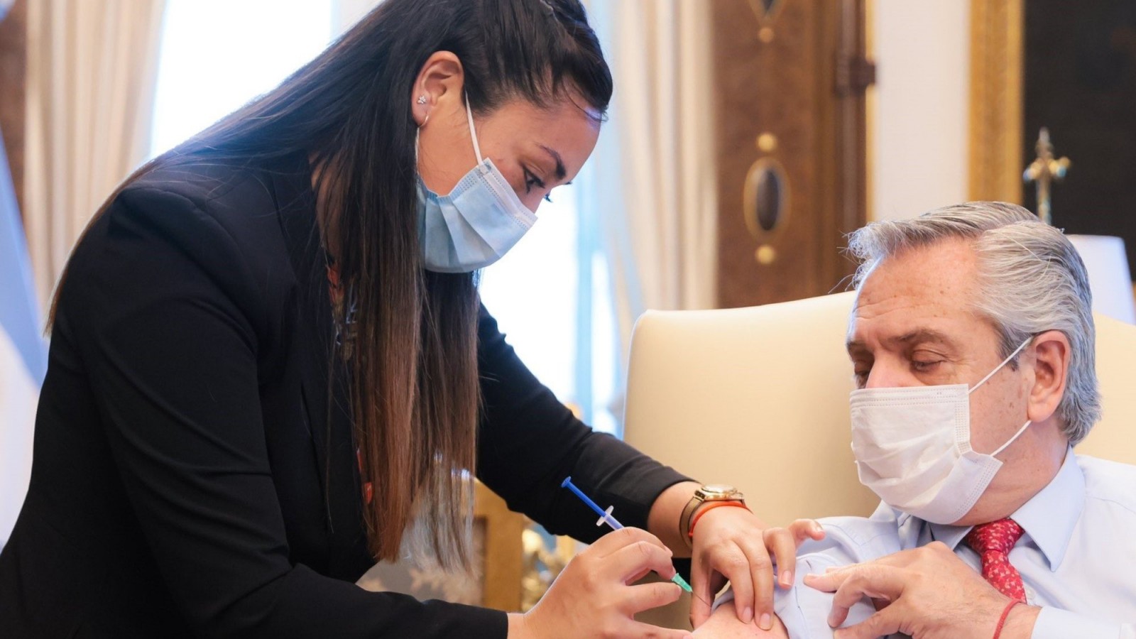 Fernández recibió la tercera dosis de la vacuna contra el Coronavirus