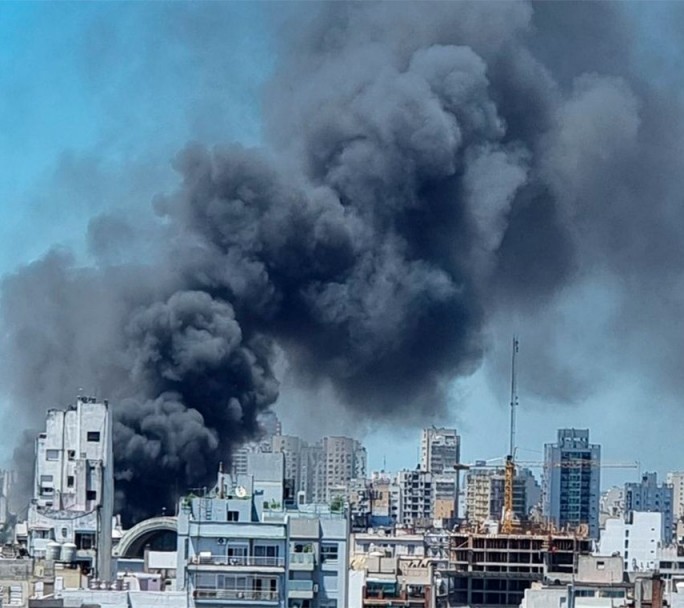 Gran incendio en el Abasto: 14 ambulancias y dotación de bomberos en el lugar