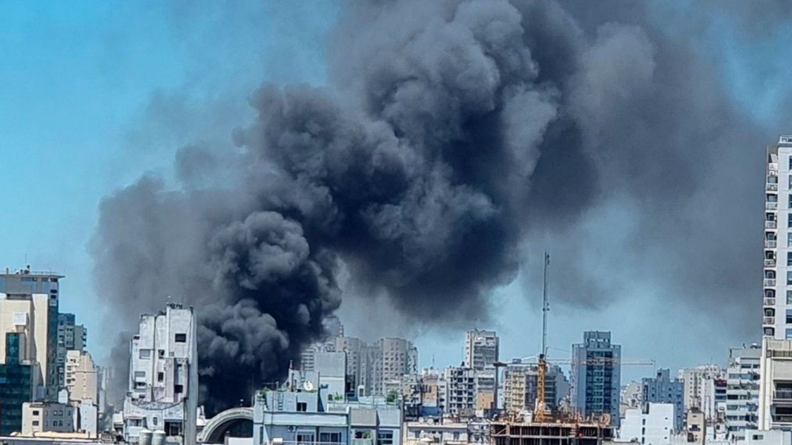 Gran incendio en el Abasto: 14 ambulancias y dotación de bomberos en el lugar