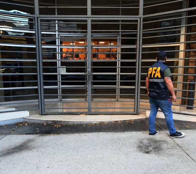 El juez federal ordenó la captura de los dos identificados