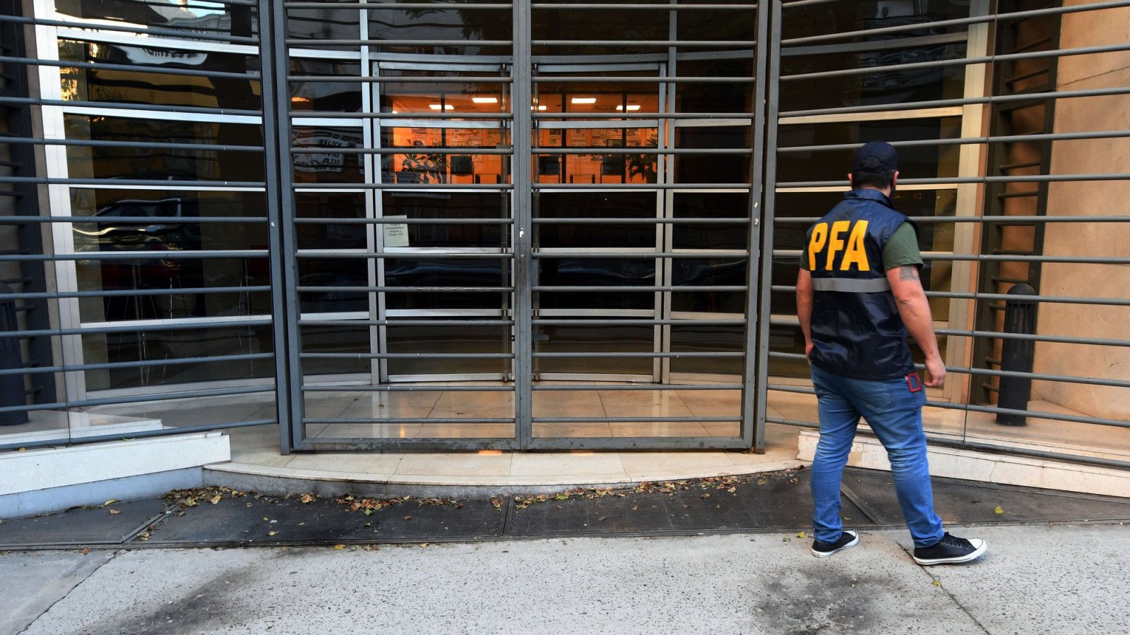 El juez federal ordenó la captura de los dos identificados