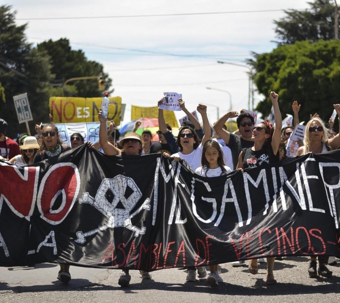 Tras la aprobación del proyecto de Megamineria en Chubut, hubo incidentes entre policías y autoconvocados