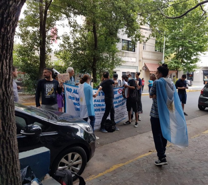 Militantes antivacunas se manifestaron en la puerta de una radio