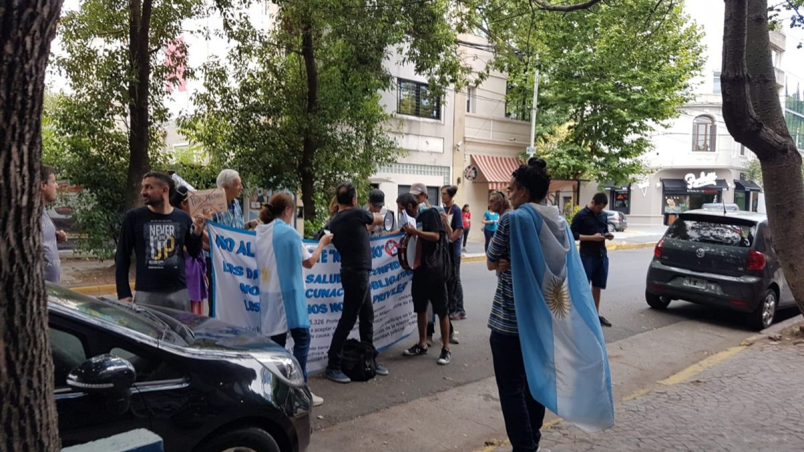 Militantes antivacunas se manifestaron en la puerta de una radio