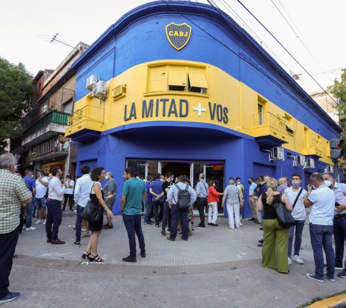 Inauguran una muestra de arte dedicada a Diego Maradona en La Boca