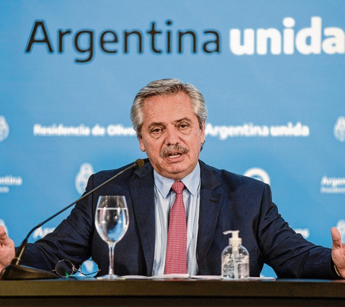 Fernández sostuvo que tiene "el triste privilegio" de ser el primer Presidente que "denuncia a otro ex presidente"