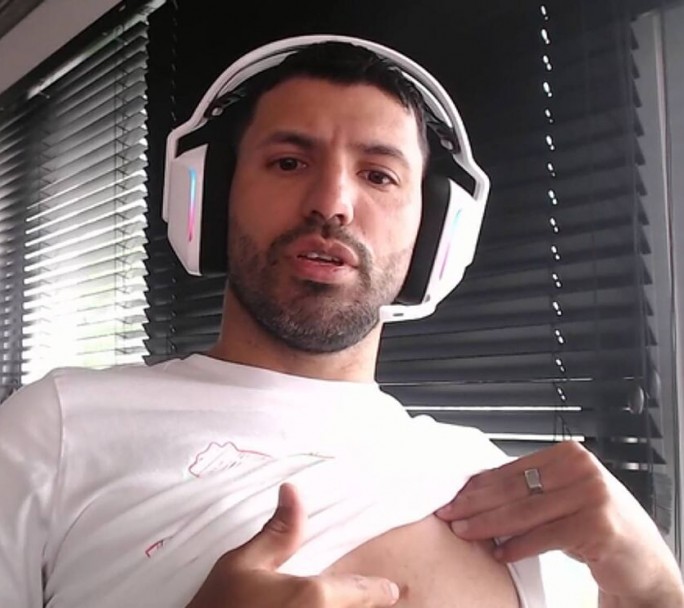 En un stream, el Kun Agüero criticó los impuestos y genero un debate