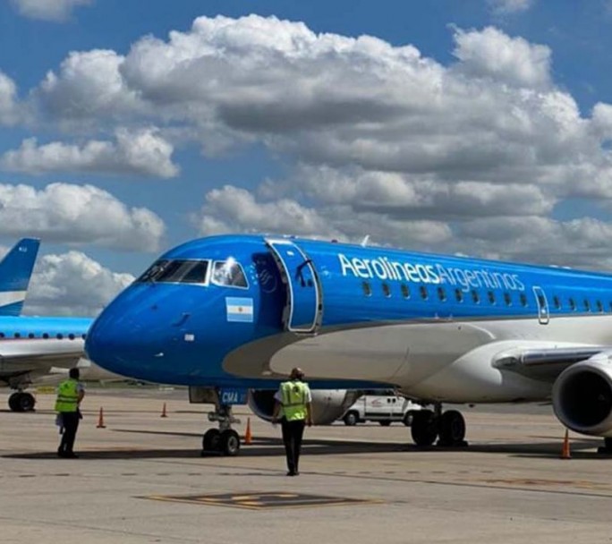Más de 100 vuelos reprogramados en Aerolíneas Argentinas debido a una medida gremial