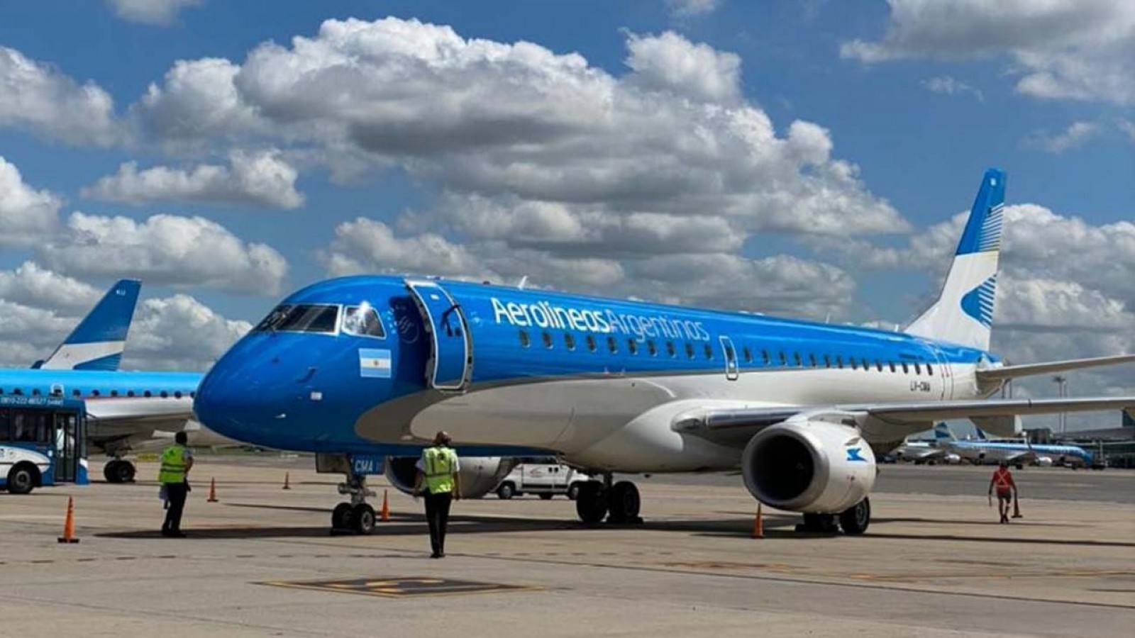 Más de 100 vuelos reprogramados en Aerolíneas Argentinas debido a una medida gremial