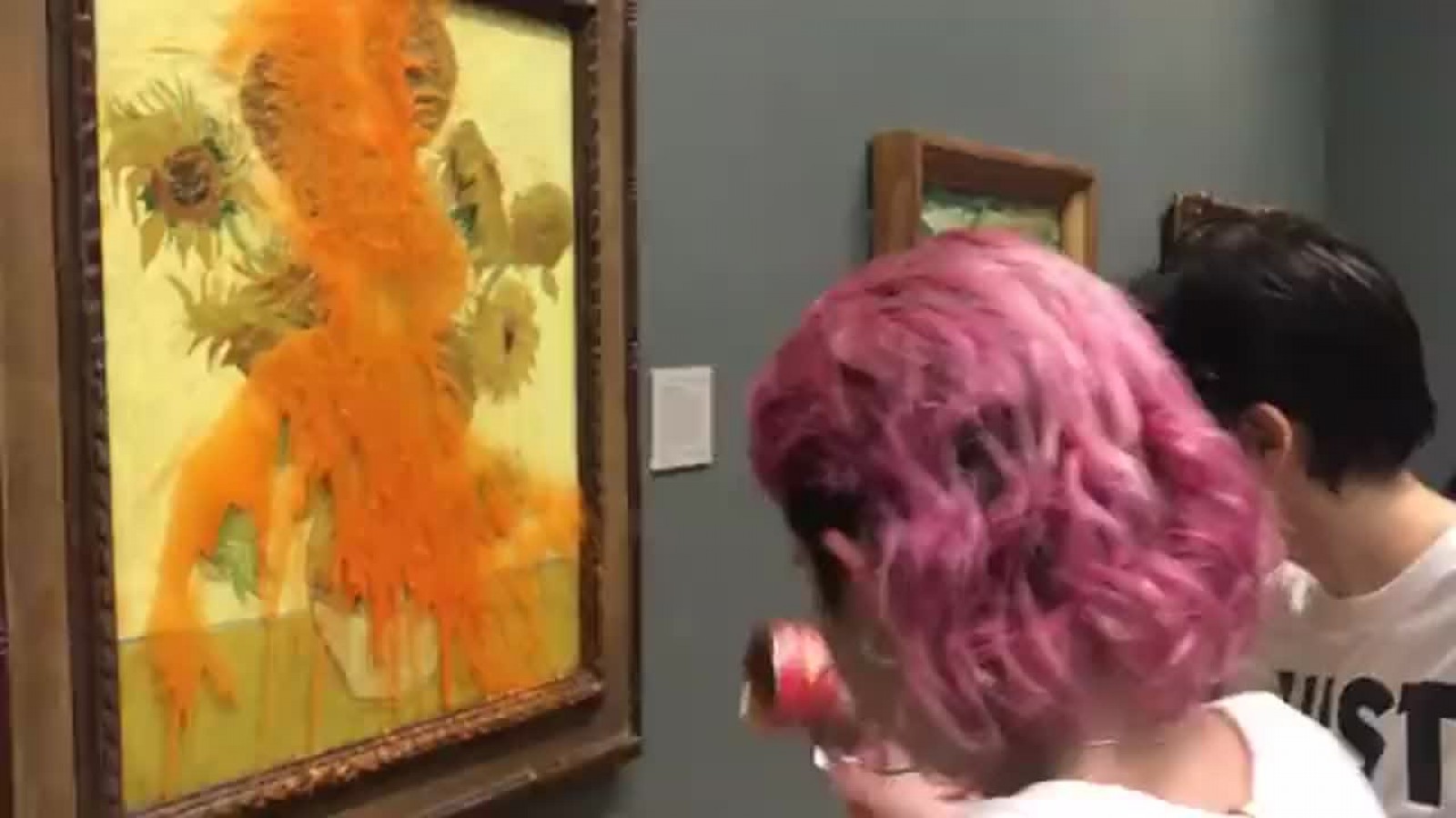 Activistas  protestaron intentando dañar Los Girasoles de Van Gogh