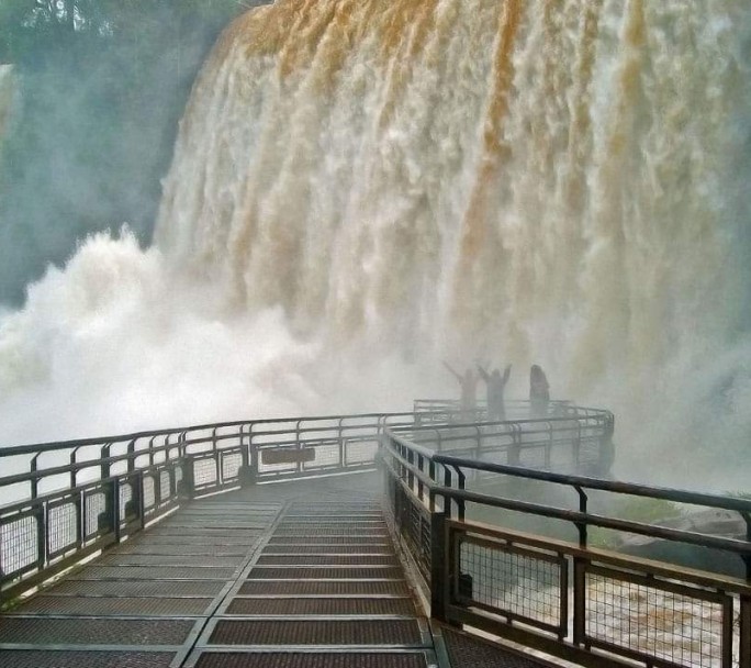 Buscan a un hombre que cayó al agua en La Garganta del Diablo