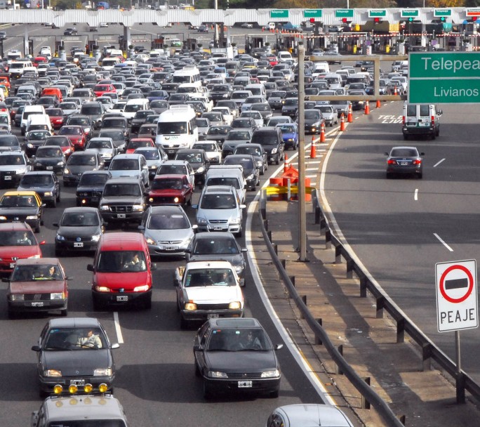 Ante medida gremial hay demoras y largas filas de autos en los ingresos