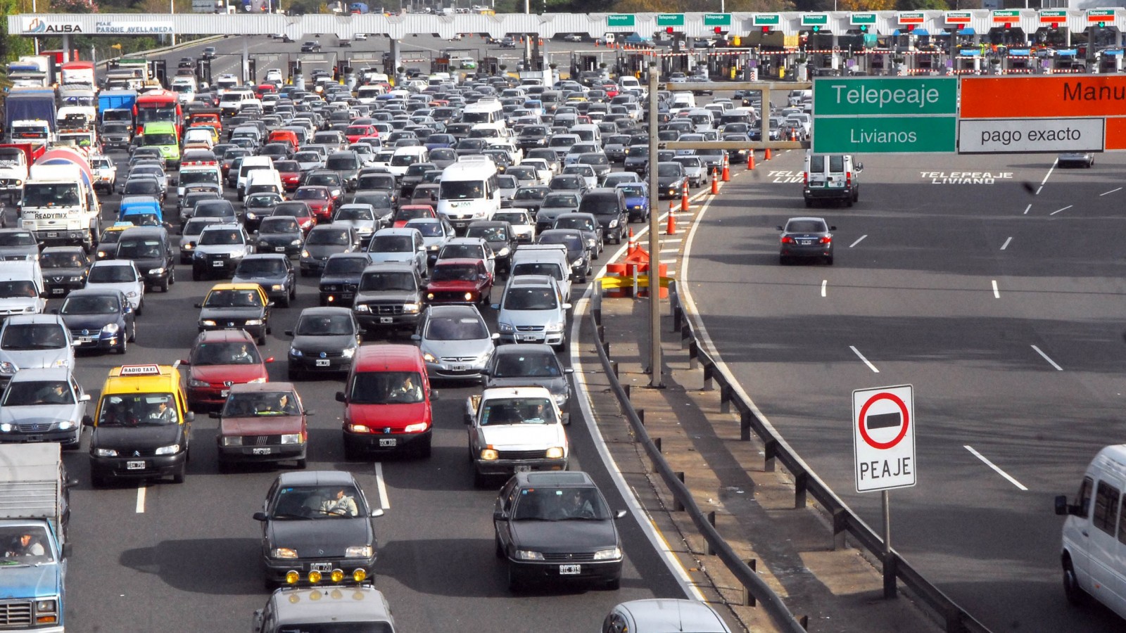 Ante medida gremial hay demoras y largas filas de autos en los ingresos