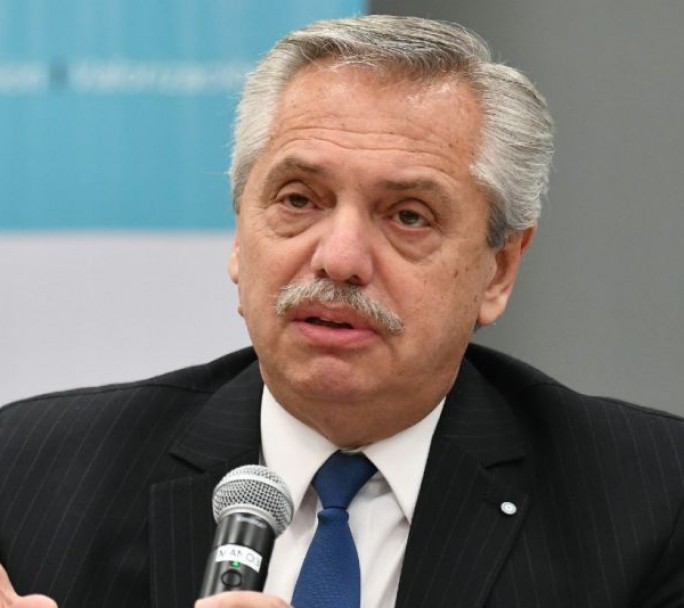 Fernández firmó un decreto para vincular planes sociales con empleo