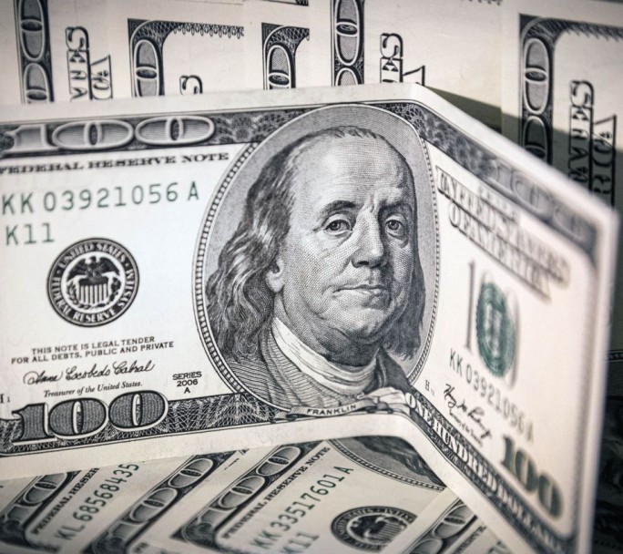 El dólar blue bajó un peso y cerró en $ 307