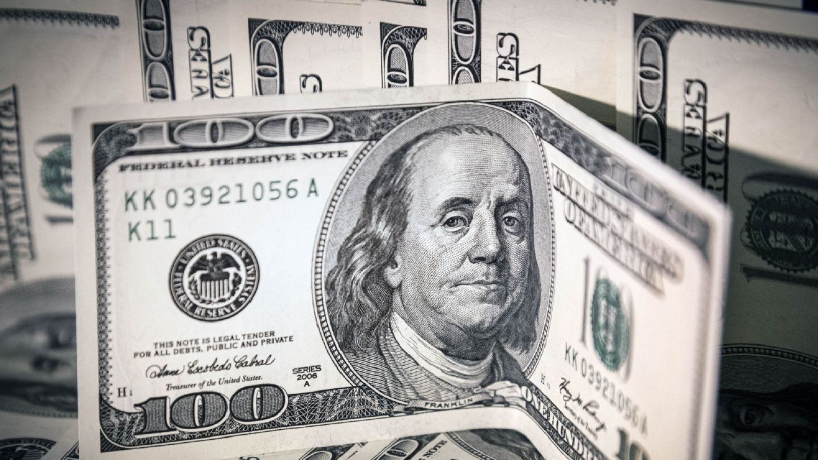 El dólar blue bajó un peso y cerró en $ 307