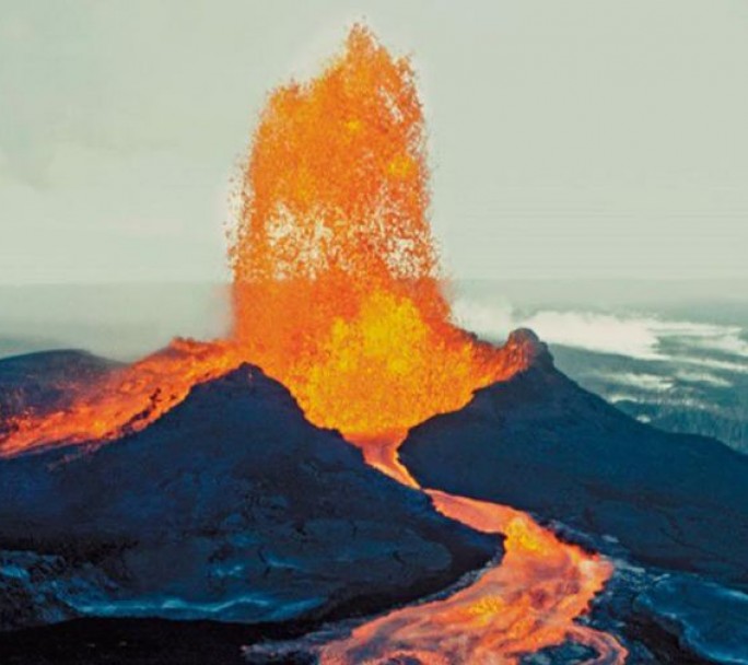 El vólcan más grande del mundo entró en erupción y hay alerta en Hawai