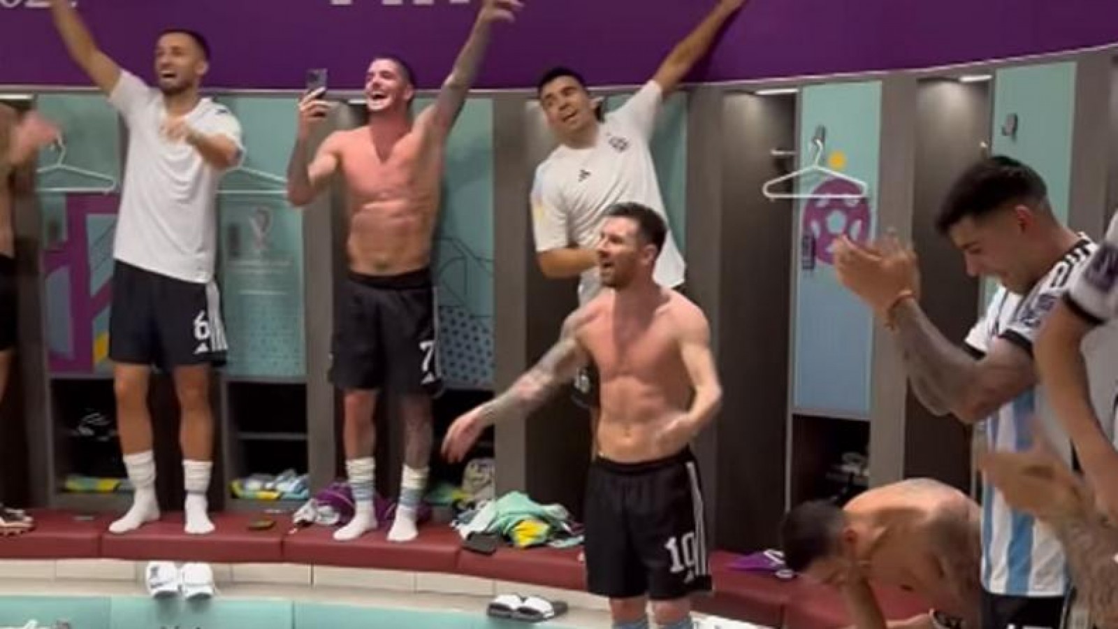 Los jugadores y el cuerpo técnico festejaron en los vestuarios a pura cumbia y champagñe