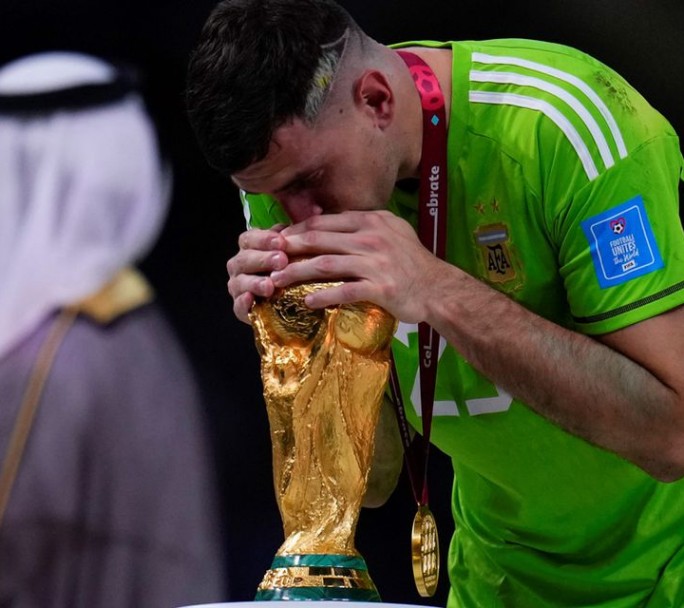 Emiliano "Dibu" Martínez: "Es un momento que siempre le que tengo que dar a mis compañeros"