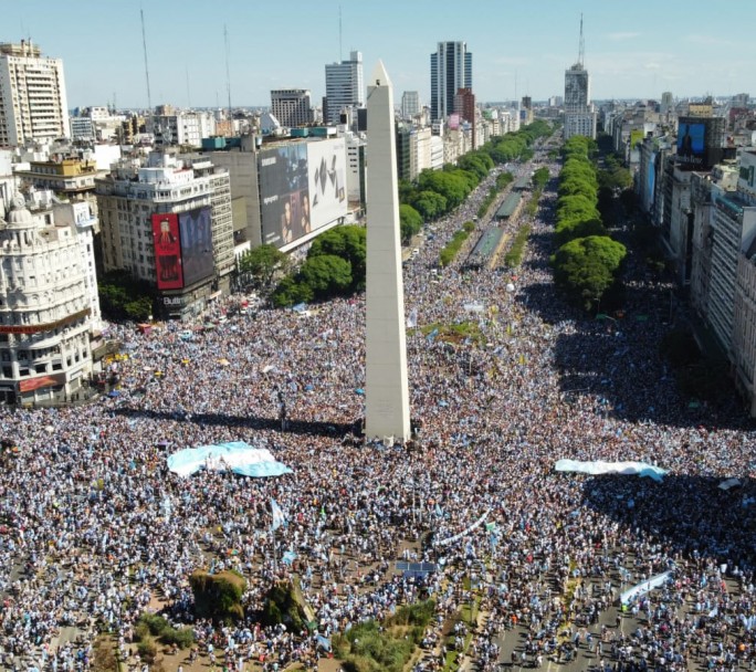 Una multitud esperando a la Selección en el Obelisco