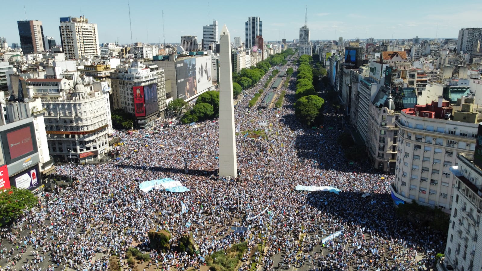 Una multitud esperando a la Selección en el Obelisco