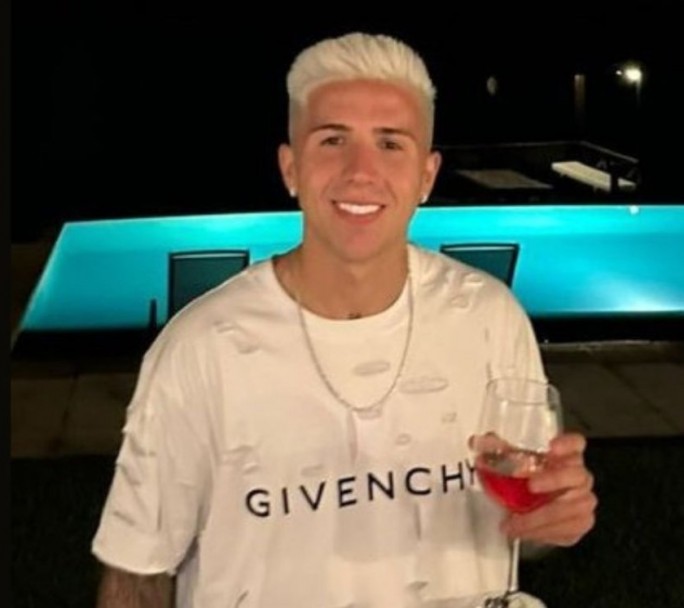 Enzo Fernández cumplió su promesa por ganar el Mundial y cambió su look