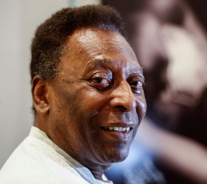 Pelé en un estado de salud delicado y acompañado de su familia