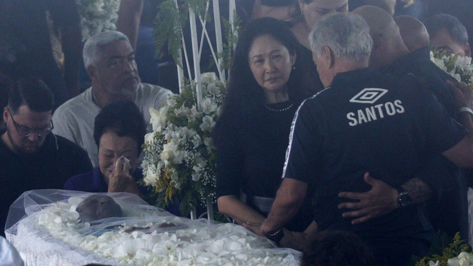 La despedida al Rey del fútbol: inició el cortejo fúnebre tras una despedida multitudinaria