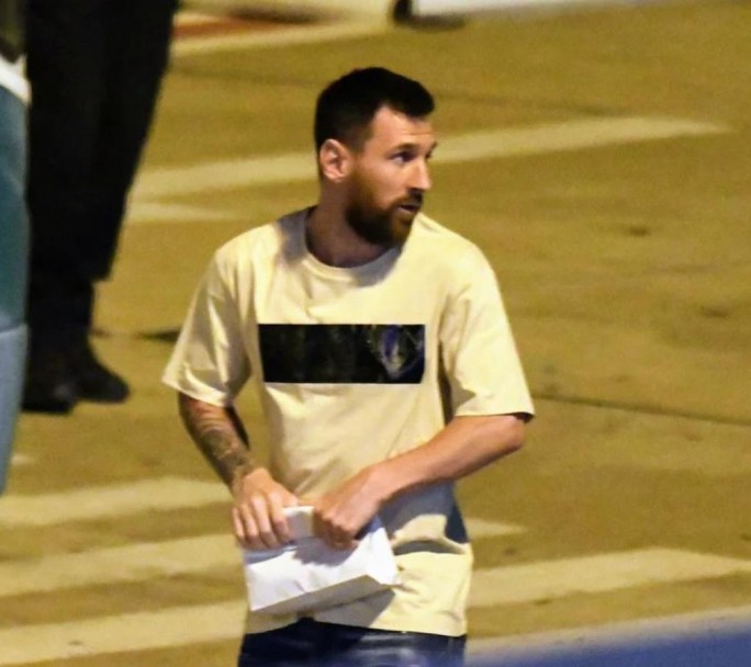 Messi emprendió su camino hasta Francia donde retomará los entrenamientos en elPSG