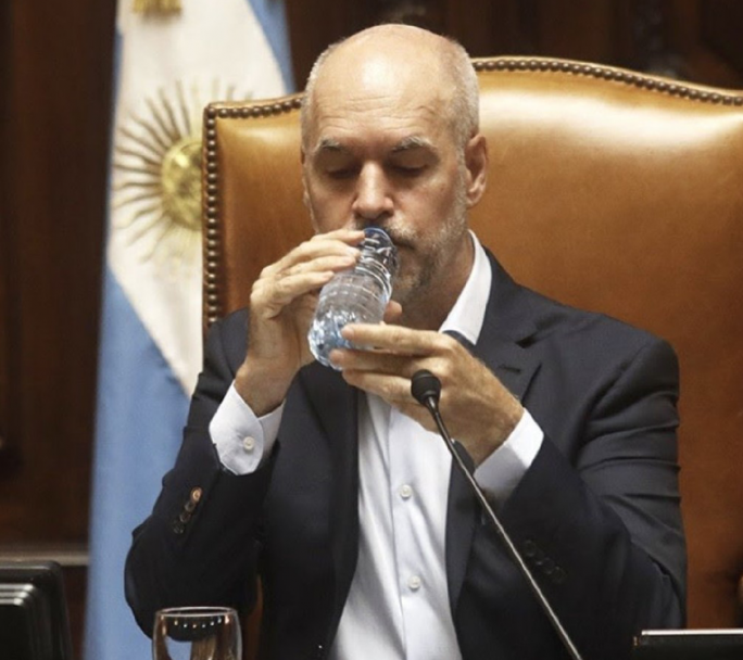 Luego de las críticas recibidas en redes, Larreta aclaró que padece un aflicción médica