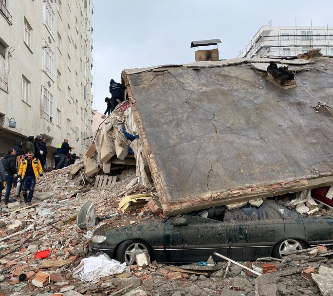 Alrededor de 1400 muertos y gente atrapada en un gran terremoto en Turquía