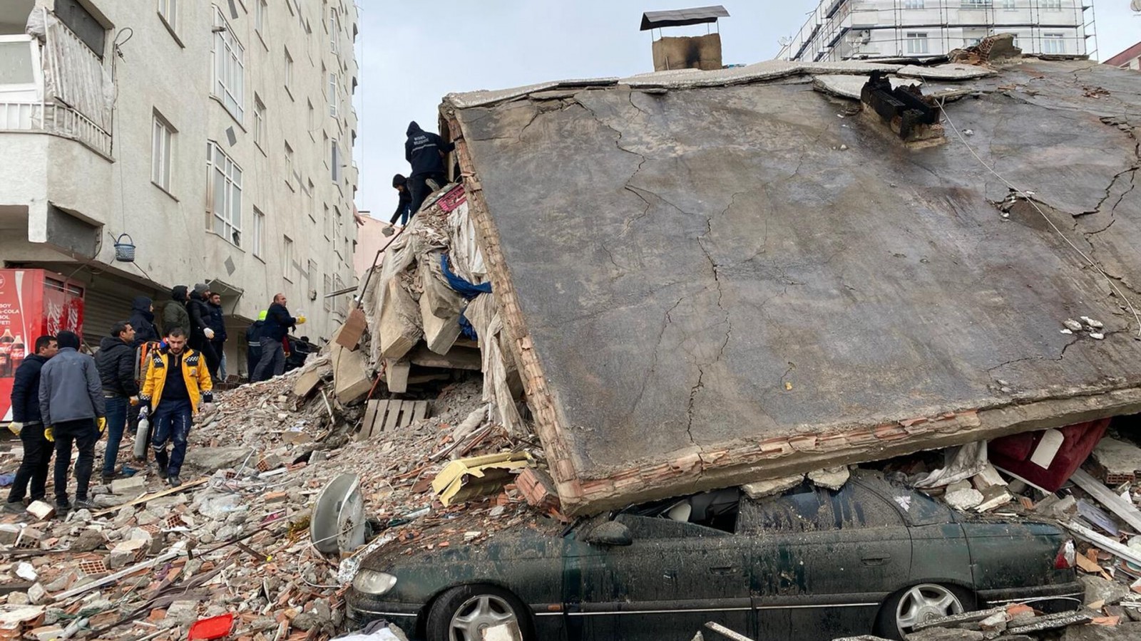 Alrededor de 1400 muertos y gente atrapada en un gran terremoto en Turquía