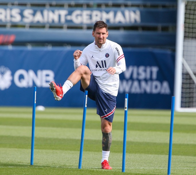 Messi entrenando en el PSG y en condiciones para la Champions League