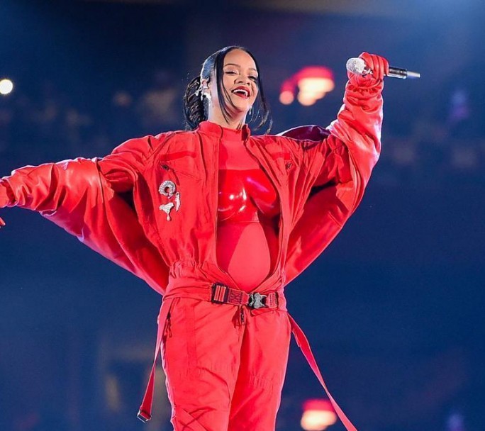 Rihanna volvió a relucir en el SuperBowl con un anuncio sorpresa