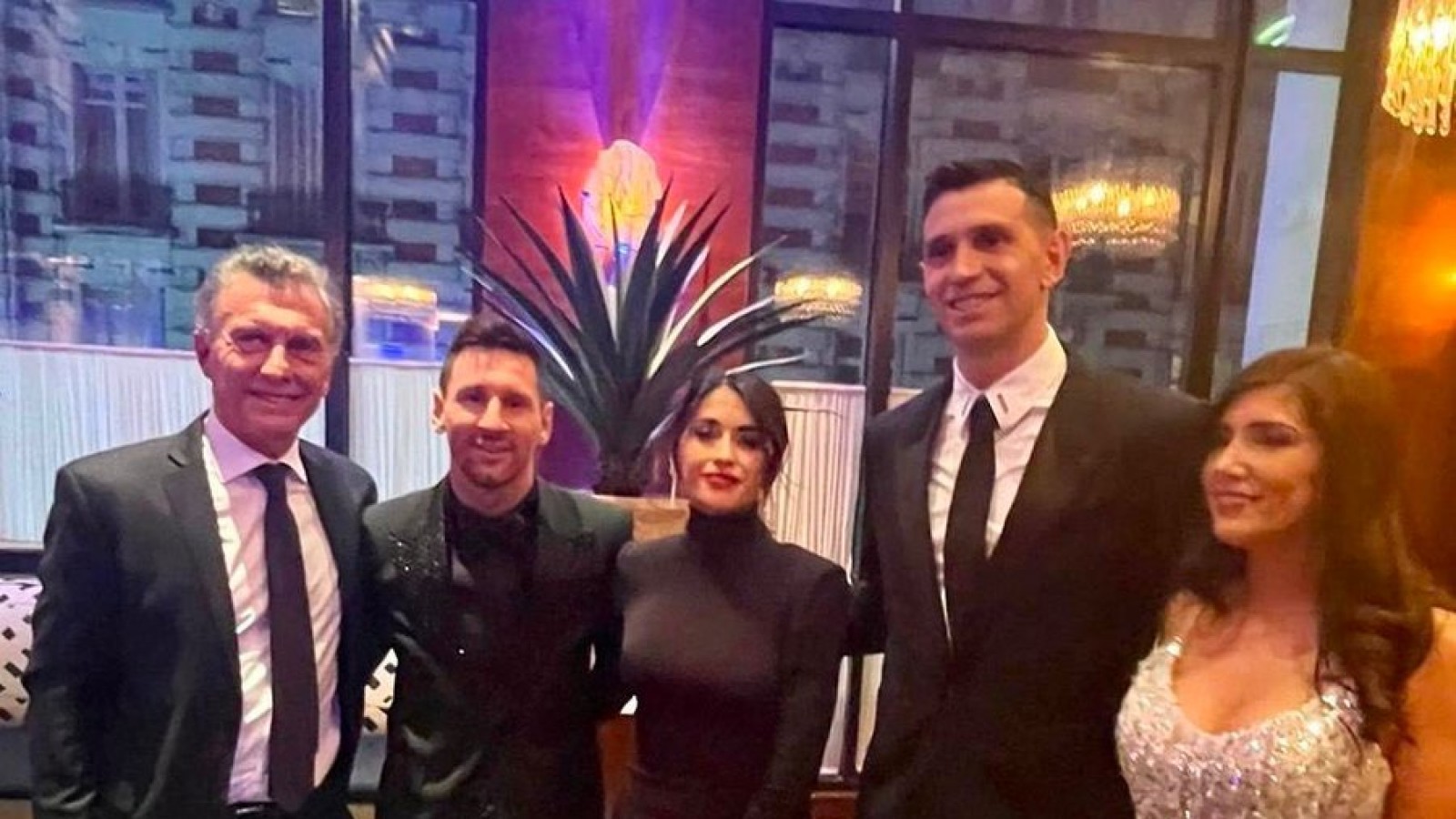 Mauricio Macri y la foto con Lionel Messi y "Dibu" Martínez
