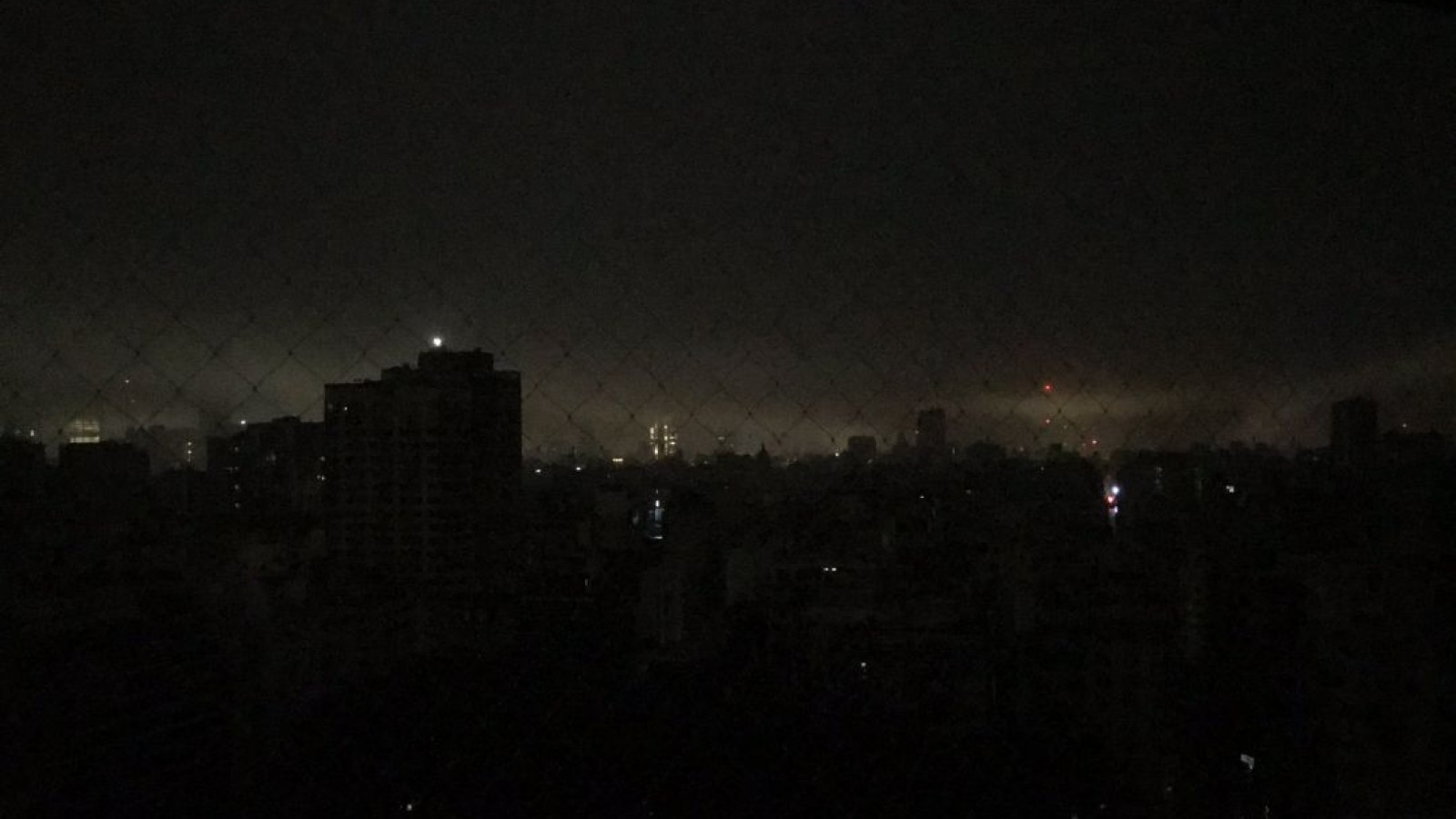 Cuáles fueron las causas del enorme apagón en casi la mitad del país