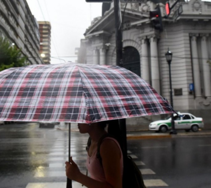 La semana finalmente arrancará con las ansiadas lluvias y una importante baja en la temperatura