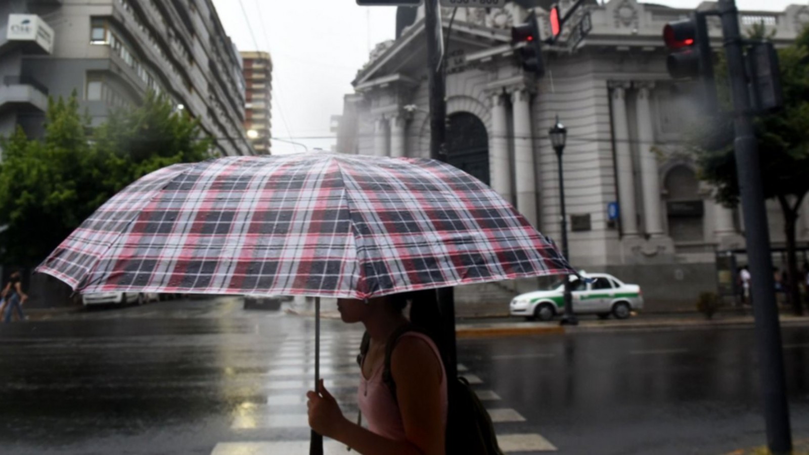 La semana finalmente arrancará con las ansiadas lluvias y una importante baja en la temperatura